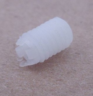 TORNILLO(PLASTICO)AJUSTE DIENTES DE ARRASTRE SINGER C520L, C620L